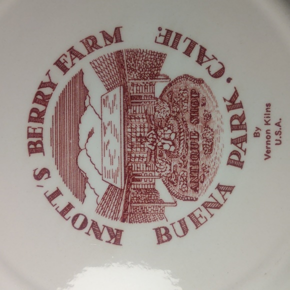 Vernon Kilns Collector Plate Knott's Berry Farm - Picture 2 of 2